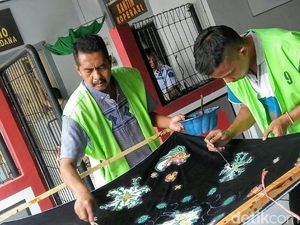Intip Keseruan Narapidana di Lapas Bondowoso Diajari Membatik