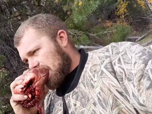 Demi Ritual Aneh, Pria Ini Rela Makan Hati Rusa Mentah