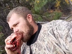 Demi Ritual Aneh, Pria Ini Rela Makan Hati Rusa Mentah