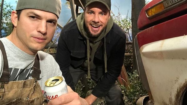 Tetap Memikat Di Usia 40, Ini Pose Ashton Kutcher Saat Asyik Makan