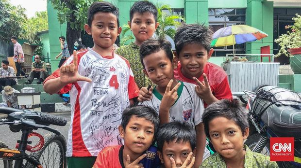 Bocah-bocah antusias berburu tanda tangan pemain Timnas Indonesia.