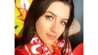 Kiper mahal Liverpool, Alisson Becker, punya istri cantik bernama Natalia. Natalia berprofesi sebagai dokter, lho! (Foto: Instagram @nataliabecker)