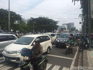 Massa Aksi 211 Long March ke Istana, Lalin Medan Merdeka Tersendat Massa Aksi 211 Long March ke Istana, Lalin Medan Merdeka Tersendat