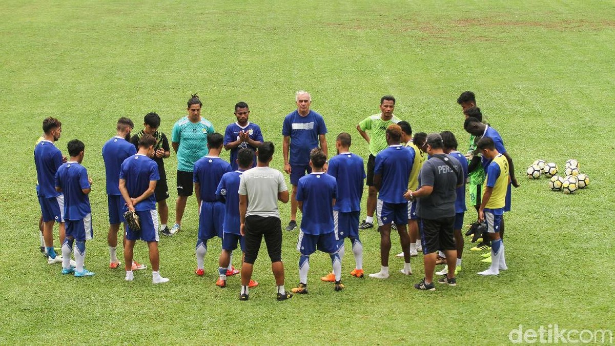 Persib Bandung berlatih di Stadion PTIK, Jakarta Selatan, Jumat (2/11) menjelang laga dengan Bhayangkara FC dalam lanjutan Liga 1 2018. (Rifkianto Nugroho/detikSport)