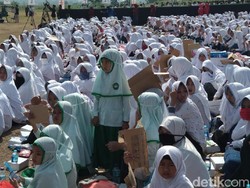 Ribuan Santri di Probolinggo Dijemur 3 Jam Tunggu Menteri Susi