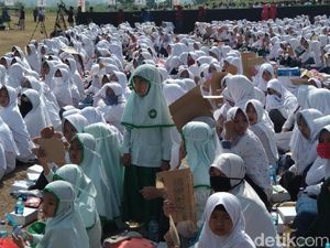 Ribuan Santri di Probolinggo Dijemur 3 Jam Tunggu Menteri Susi Ribuan Santri di Probolinggo Dijemur 3 Jam Tunggu Menteri Susi