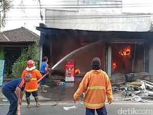 Ditinggal Salat Jumat, Bengkel Variasi Mobil di Kediri Terbakar