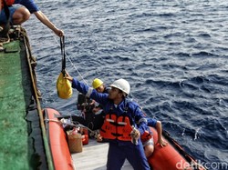 Tim Penyelam Polri Temukan Buku Yasin hingga Seatbelt Lion Air