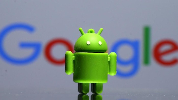 Bugdroid, Ilustrasi Google, Logo Google, Maskot Google FILE PHOTO: A 3D printed Android mascot Bugdroid is seen in front of a Google logo in this illustration taken July 9, 2017. Picture taken July 9, 2017. REUTERS/Dado Ruvic/Illustration - RC1B112FBA80/File Photo