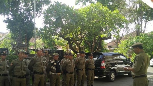 Foto: Sidak Toko Jual Produk China di Lokasi Wisata Bali