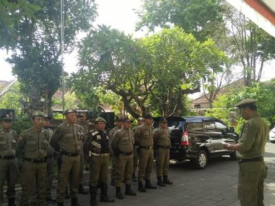 Foto: Sidak Toko Jual Produk China di Lokasi Wisata Bali