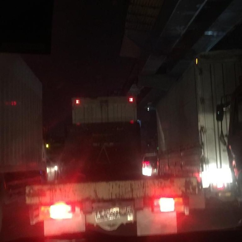 Macet Parah di Tol Cikampek, Pengendara Pilih Keluar ke Arteri Macet Parah di Tol Cikampek, Pengendara Pilih Keluar ke Arteri
