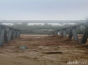 Video: Detik-detik Jembatan Ambruk Disapu Banjir di Padang