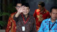 Jeda Salat Jumat, Taufik Kurniawan Lambaikan Tangan