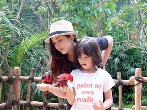 8 Potret Hot Mom Nafa Urbach dan Sang Putri