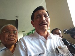 Luhut soal Gestur 1 Jari: Sibuk Kerja, Boro-boro Kampanye