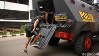 Usai latihan, Atep cs menumpang kendaraan rantis.