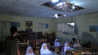 Sedih! Siswa-siswi Ini Belajar di Sekolah yang Rusak