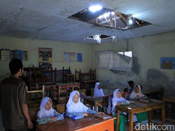 Sedih! Siswa-siswi Ini Belajar di Sekolah yang Rusak