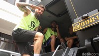 Bojan Malisic naik ke barracuda saat akan menuju Stadion PTIK, Jakarta.