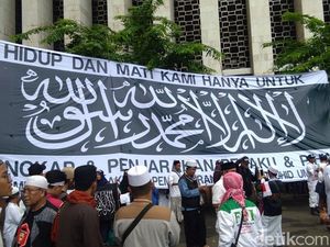 Massa Aksi 211 Buat Spanduk Raksasa Bertuliskan Kalimat Tauhid