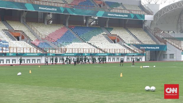 Timnas Indonesia memulai sesi latihan jelang Piala AFF 2018 di Stadion Wibawa Mukti, Jumat (2/11).