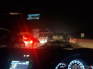 Tol Cikampek Macet Parah, Soreang-Bekasi 10 Jam!