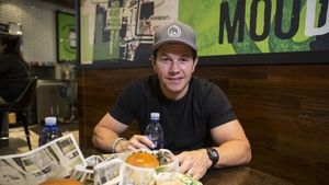 Punya Tubuh Atletis, Aktor Mark Wahlberg Punya Hobi Makan Burger dan Kentang