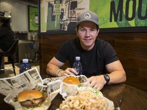 Punya Tubuh Atletis, Aktor Mark Wahlberg Punya Hobi Makan Burger dan Kentang