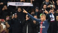 Kebuntuan akhirnya terpecah. Bocah ajaib Kylian Mbappe sukses membuka skor pertandingan dengan gol di menit ke-70. PSG pun memimpin 1-0 dari Lille. (Foto: AFP Photo)