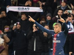 Kebuntuan akhirnya terpecah. Bocah ajaib Kylian Mbappe sukses membuka skor pertandingan dengan gol di menit ke-70. PSG pun memimpin 1-0 dari Lille. (Foto: AFP Photo)