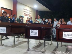Terima Jenazah yang Teridentifikasi di RS Polri, Keluarga Pingsan