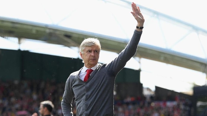Arsene Wenger HUDDERSFIELD, ENGLAND - MAY 13: Arsenal manager Arsene Wenger acknowledges the crowd during the Premier League match between Huddersfield Town and Arsenal at John Smith's Stadium on May 13, 2018 in Huddersfield, England. (Photo by Shaun Botterill/Getty Images)