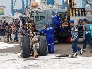 Dievakuasi dari Laut, Roda Lion Air PK-LQP Tiba di JICT 2 Dievakuasi dari Laut, Roda Lion Air PK-LQP Tiba di JICT 2