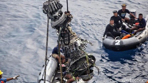 Melihat Proses Pengangkatan Mesin Lion Air PK-LQP