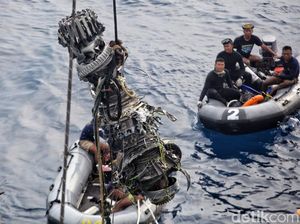 Melihat Proses Pengangkatan Mesin Lion Air PK-LQP Melihat Proses Pengangkatan Mesin Lion Air PK-LQP