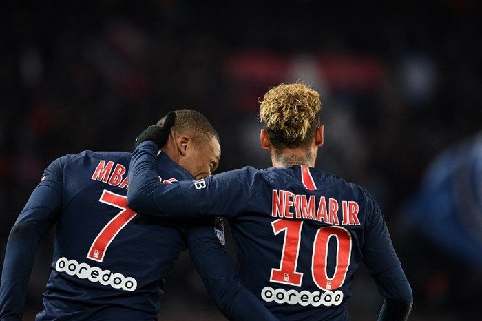 Paris Saint-Germains Brazilian forward Neymar (R) celebrates with Paris Saint-Germains French forward Kylian Mbappe (L) after scoring a goal during the French L1 football match between Paris Saint-Germain (PSG) and Lille (LOSC) at the Parc des Princes stadium, in Paris, November 2, 2018. (Photo by FRANCK FIFE / AFP)