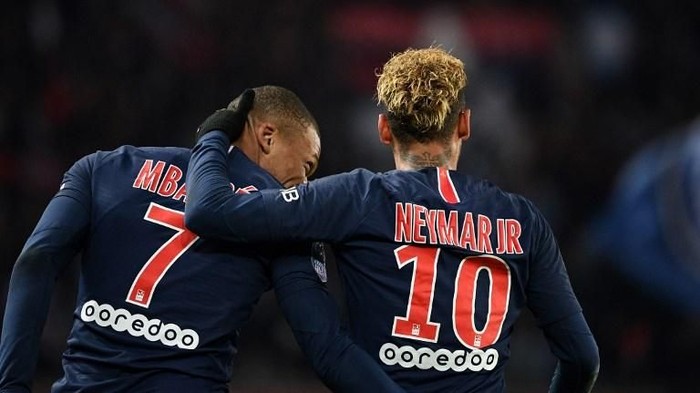Paris Saint-Germains Brazilian forward Neymar (R) celebrates with Paris Saint-Germains French forward Kylian Mbappe (L) after scoring a goal during the French L1 football match between Paris Saint-Germain (PSG) and Lille (LOSC) at the Parc des Princes stadium, in Paris, November 2, 2018. (Photo by FRANCK FIFE / AFP)