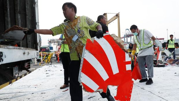 Petugas mengangkat puing-puing pesawat Lion Air PK-LQP.