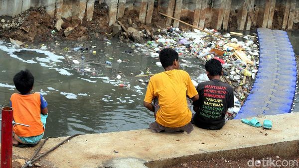 Bermain di Kali Grogol yang Penuh Sampah