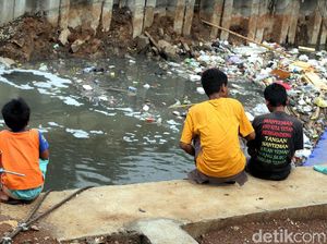 Bermain di Kali Grogol yang Penuh Sampah Bermain di Kali Grogol yang Penuh Sampah
