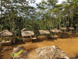 Main Kelereng dan Egrang Yuk di Pasar Lodra Jaya Banjarnegara
