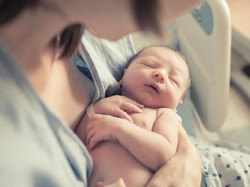 Dikira Sakit Batu Ginjal, Wanita Ini Justru Melahirkan Bayi