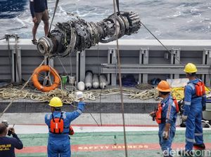 Tim SAR Temukan Mesin dan Satu Lagi Roda Lion Air PK-LQP Tim SAR Temukan Mesin dan Satu Lagi Roda Lion Air PK-LQP