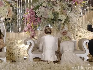 Orang Tua Menangis saat Melody eks JKT48 Sungkeman Orang Tua Menangis saat Melody eks JKT48 Sungkeman