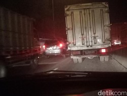 Tol Cikampek Macet Parah, Pengendara Pilih Parkir di Bahu Jalan