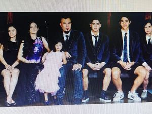 Ahmad Dhani Pajang Foto Keluarga Bareng Mulan, Nggak Mau Kalah dari Maia? Ahmad Dhani Pajang Foto Keluarga Bareng Mulan, Nggak Mau Kalah dari Maia?