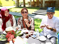 Yummy! Menteri Susi Pudjiastuti Ketagihan Makan Durian
