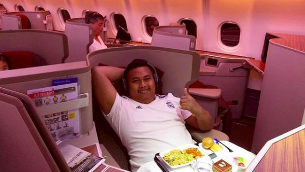 Gaya Kocak Akbar Ajudan Pribadi Saat Makan di Dapur hingga Jet Pribadi