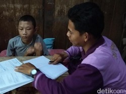 Salut ke Bocah llham, Sakit Nyaris Lumpuh tapi Semangat Belajar